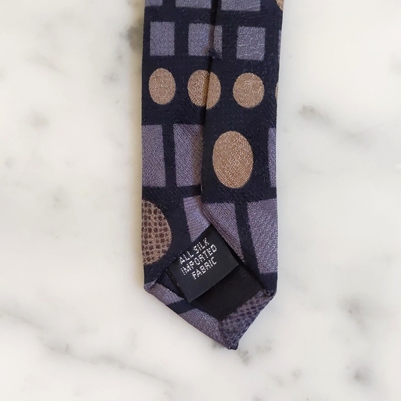 NWOT. Kenneth Cole Reaction 100% Silk Tie with Multicolor Design Pattern. - Picture 4 of 5